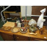 SELECTION OF DECORATIVE ITEMS, BRASS KETTLE, TABLE LAMP (NEEDS RE-WIRING), AND A PAIR OF COMPOSITE