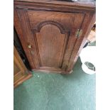 19TH CENTURY WALL MOUNTING OAK CORNER CUPBOARD.