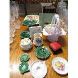 SELECTION OF DECORATIVE POTTERY AND CHINA ITEMS.