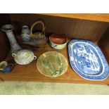 SELECTION OF DECORATIVE CHINA AND POTTERY ITEMS, INCLUDING WILLOW PATTERN PLATE, CRACKLE GLAZE