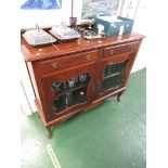 SMALL EARLY 20TH CENTURY MAHOGANY SIDEBOARD WITH TWO GLAZED DOORS, STANDING ON CABRIOLE LEGS