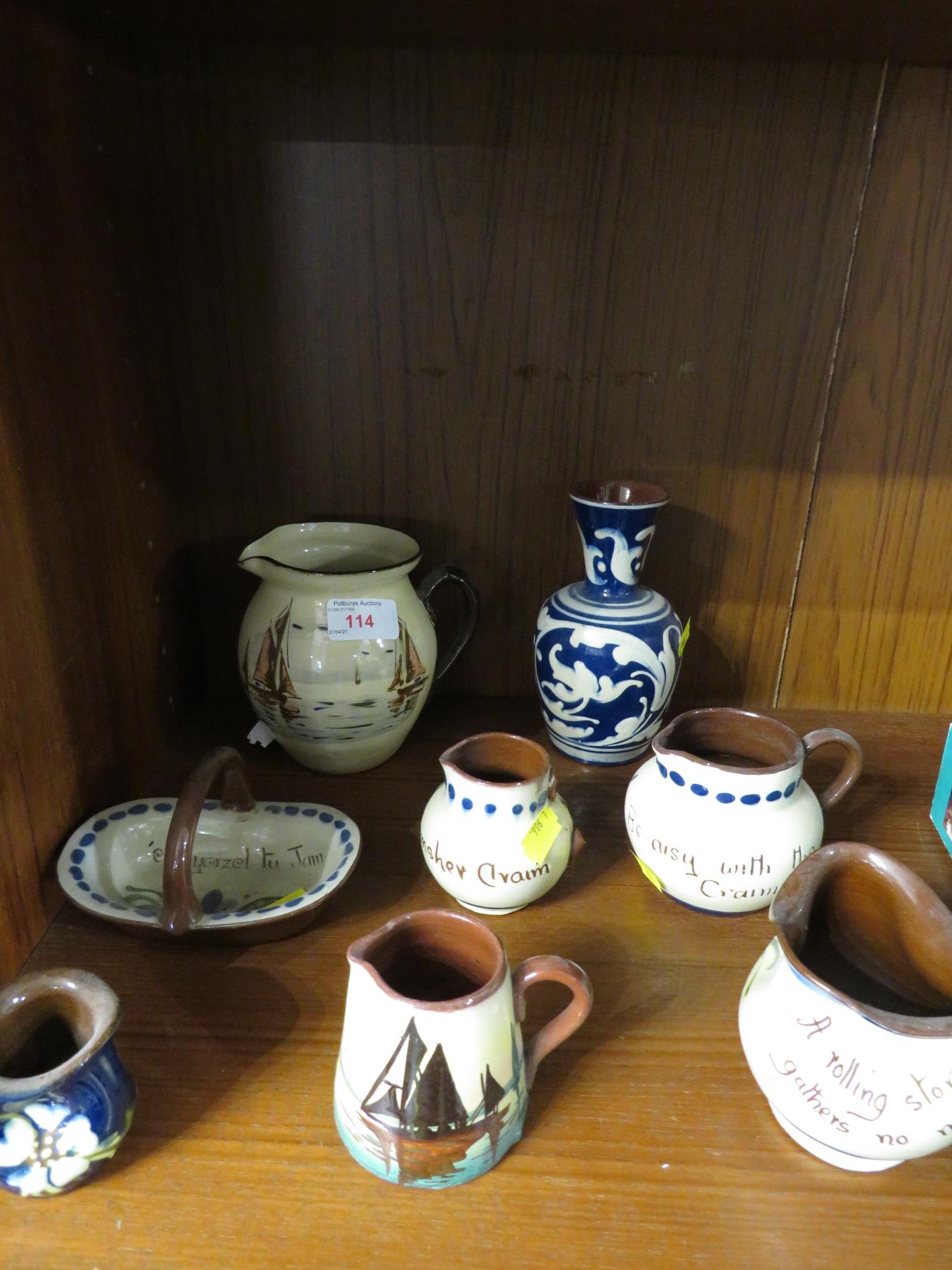 DEVONSHIRE POTTERY JUGS, POTTERY VASE AND SELECTION OF MOTTO WARE (AF)