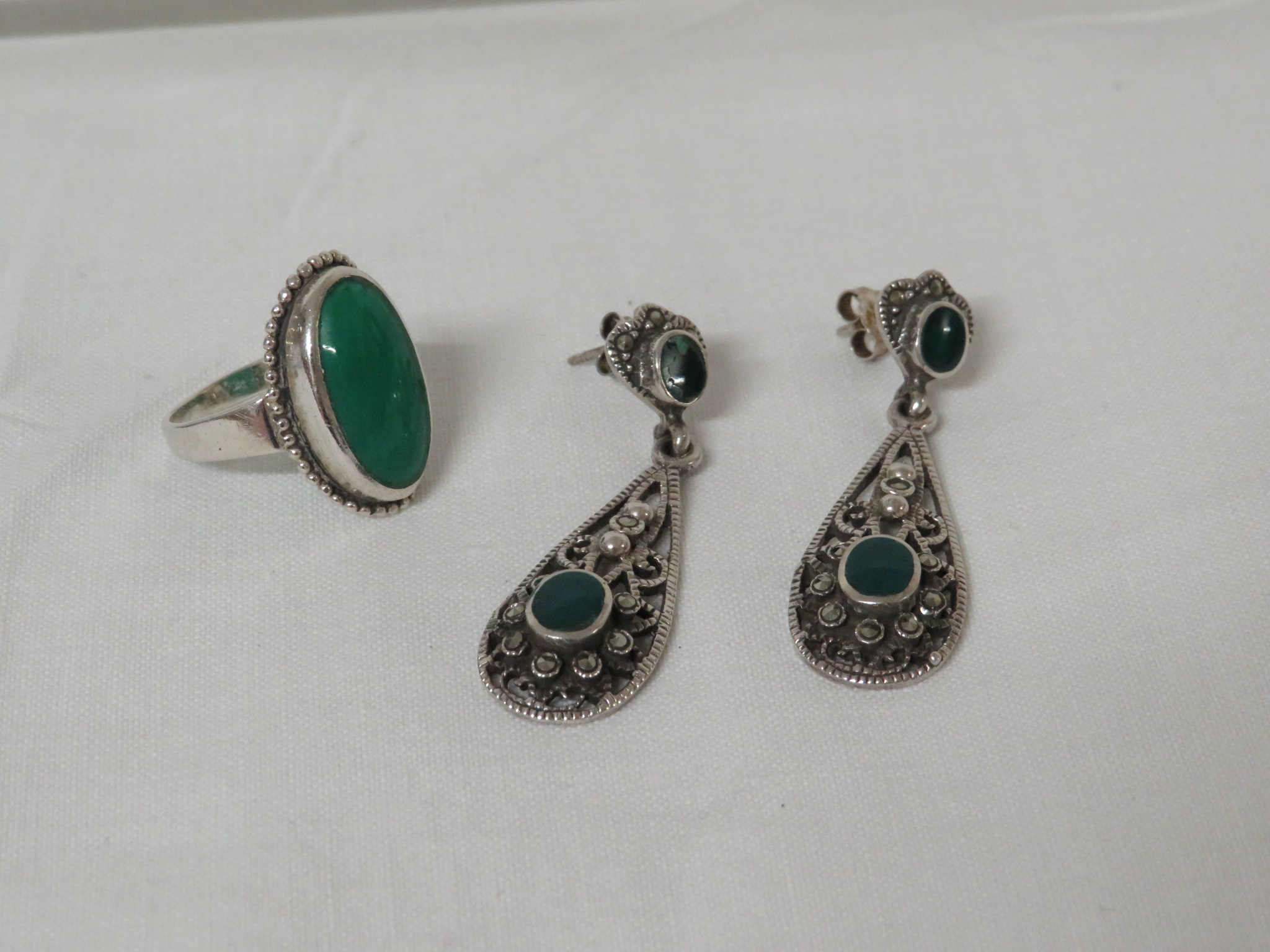 PAIR OF 925 WHITE METAL EARRINGS SET WITH GREEN STONES AND MARCASITES, AND A 925 WHITE METAL DRESS - Image 3 of 3