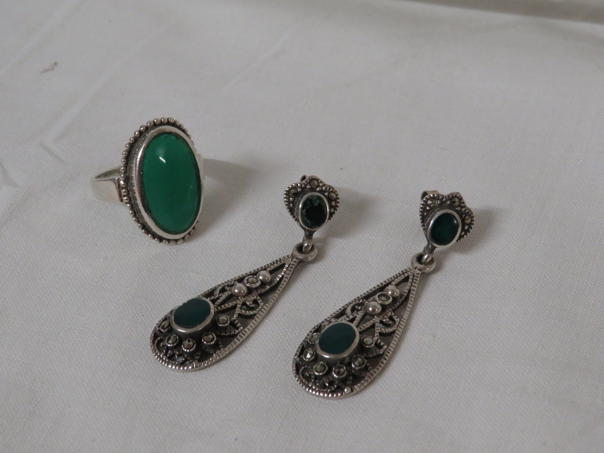 PAIR OF 925 WHITE METAL EARRINGS SET WITH GREEN STONES AND MARCASITES, AND A 925 WHITE METAL DRESS - Image 2 of 3