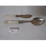 SILVER SPOON WITH MOTHER OF PEARL HANDLE TOGETHER WITH A SILVER KNIFE WITH MOTHER OF PEARL HANDLE.