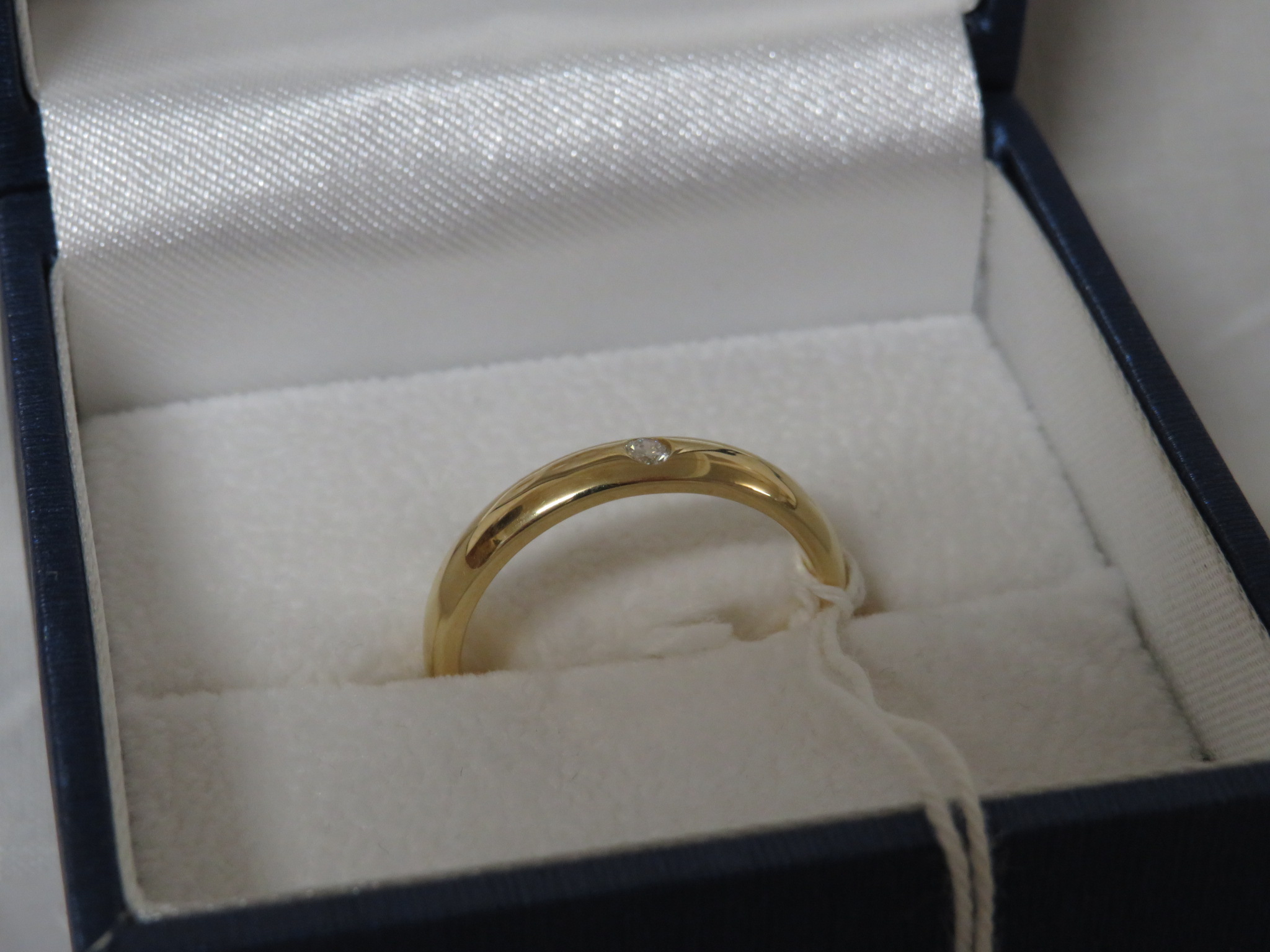 18 CARAT GOLD WEDDING BAND SET WITH SMALL WHITE STONE, 7.3G, IN PRESENTATION BOX. - Image 2 of 3