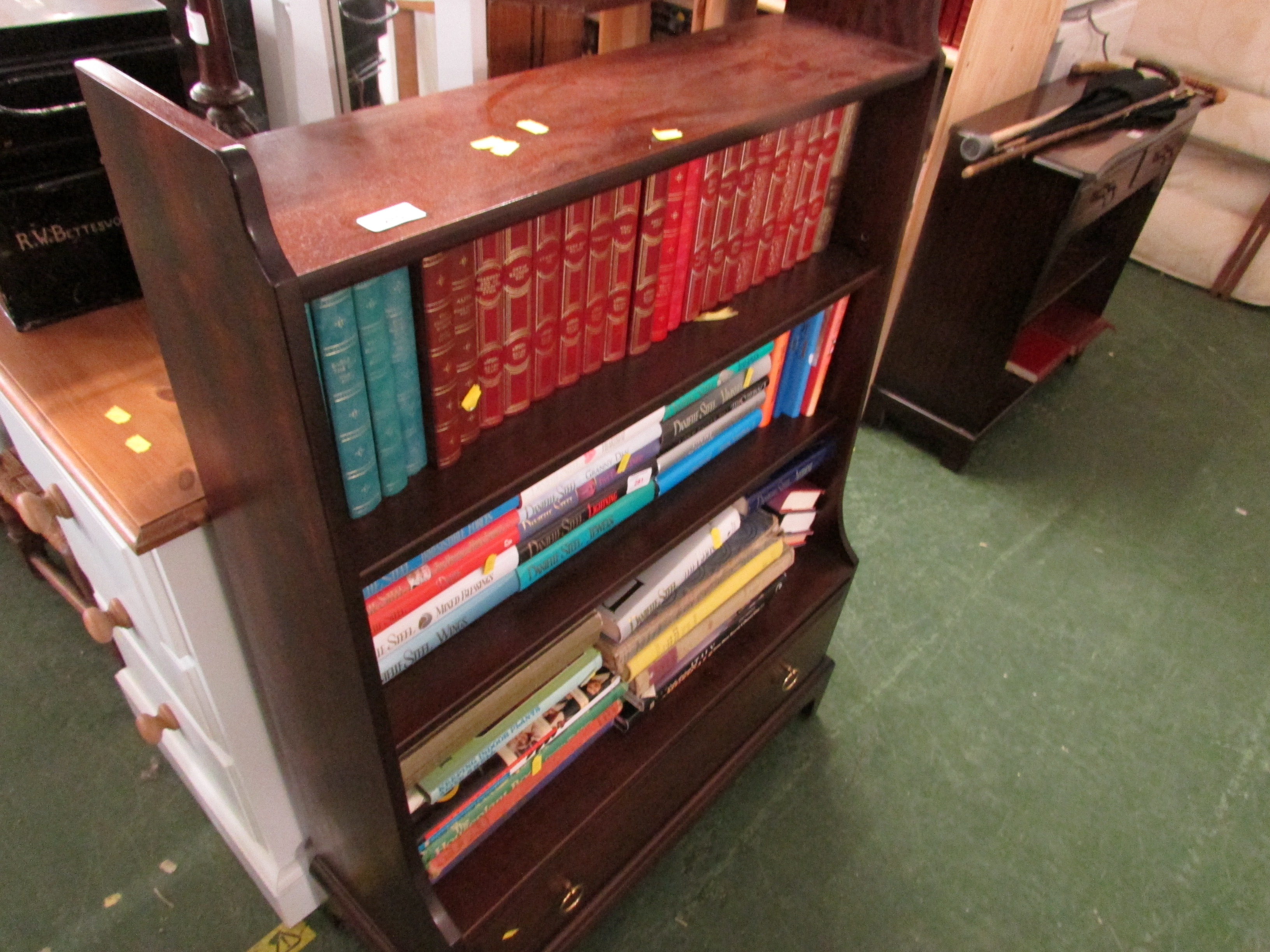 STAG MAHOGANY VENEER OPEN BOOK CASE TWO ADJUSTABLE SHELVES AND SINGLE DRAWER TO BASE.