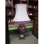 HAND-PAINTED PORCELAIN BRASS BODIED TABLE LAMP WITH SHADE. (NEEDS RE-WIRING)