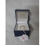 18 CARAT GOLD WEDDING BAND SET WITH SMALL WHITE STONE, 7.3G, IN PRESENTATION BOX.