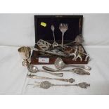 SILVER EGG CUP, SILVER SPOON, FOUR WHITE METAL GERO 90 KNIFE RESTS, AND ASSORTED CUTLERY IN A