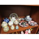 QUANTITY OF CHINESE CERAMICS - GINGER JARS, PATTERNED PLATES, CUPS, BOWLS ETC (ONE SHELF)