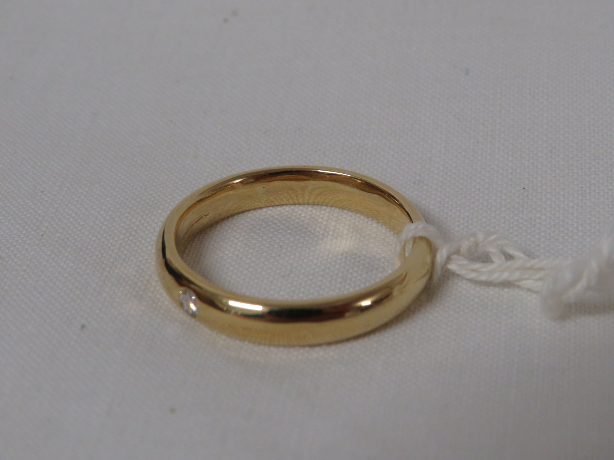 18 CARAT GOLD WEDDING BAND SET WITH SMALL WHITE STONE, 7.3G, IN PRESENTATION BOX. - Image 3 of 3