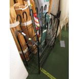 METAL WIRE FRAMED SHOE RACK AND TWO UMBRELLAS.