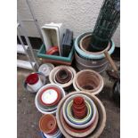 CERAMIC AND PLASTIC GARDEN POTS AND A ROLL OF PLASTIC TRELLIS