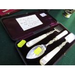 THREE-PIECE SILVER CUTLERY SET WITH MOTHER OF PEARL HANDLES.