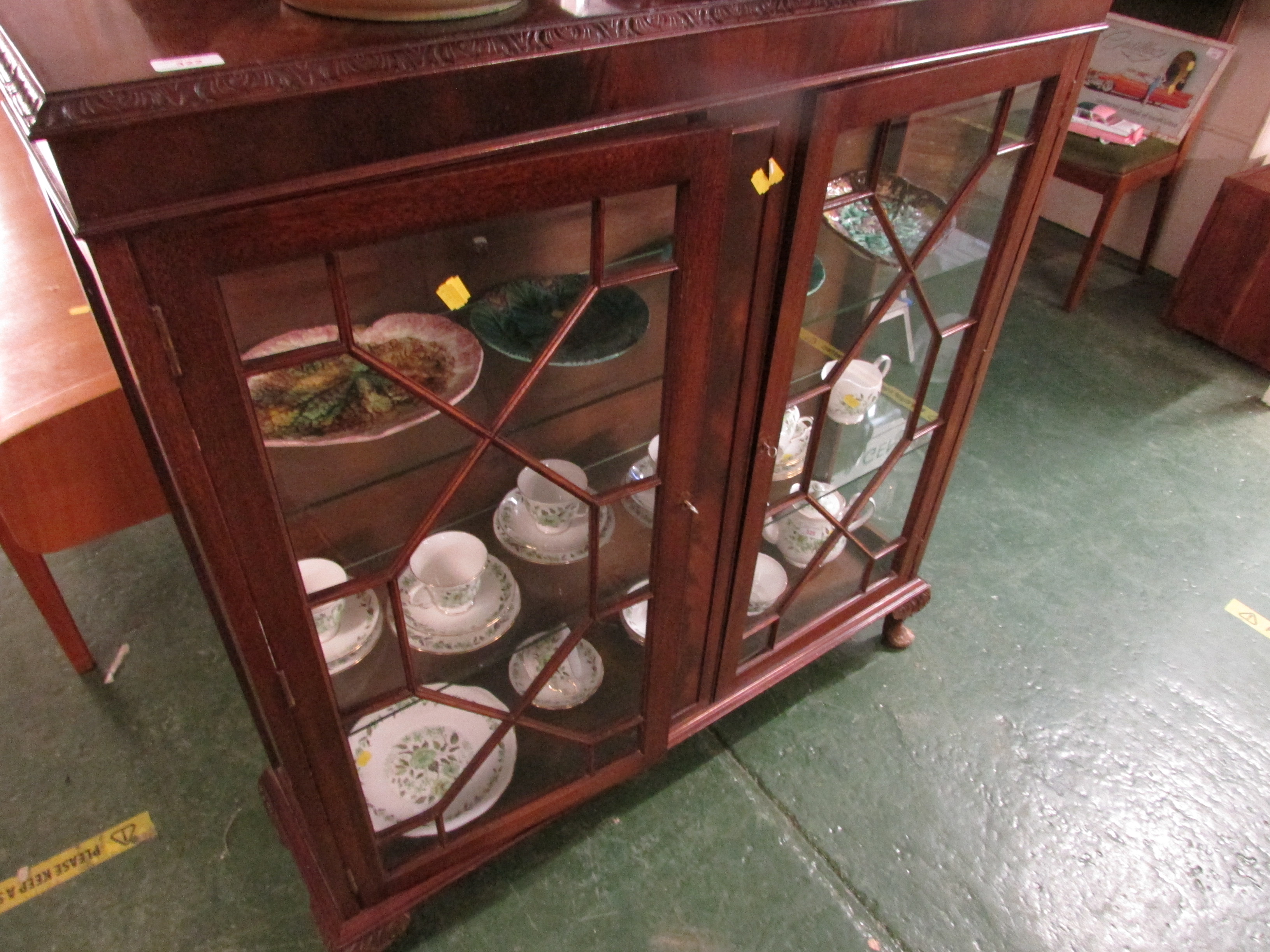 MAHOGANY CHINA DISPLAY CABINET WITH TWO GLAZED DOORS AND TWO INTERNAL SHELVES.