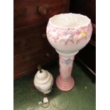 CHINA JARDINIERE PLANTER TOGETHER WITH A FLORAL TABLE LAMP.