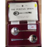 A PAIR OF SILVER REPRODUCTION PURITAN SPOONS IN CASE, COMBINED 0.6 OZT