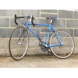 RALEIGH R200 GENTS 27 SPEED ROAD BIKE WITH SHIMANO TIAGRA GEARS AND PEDALS, FINISHED IN METALLIC