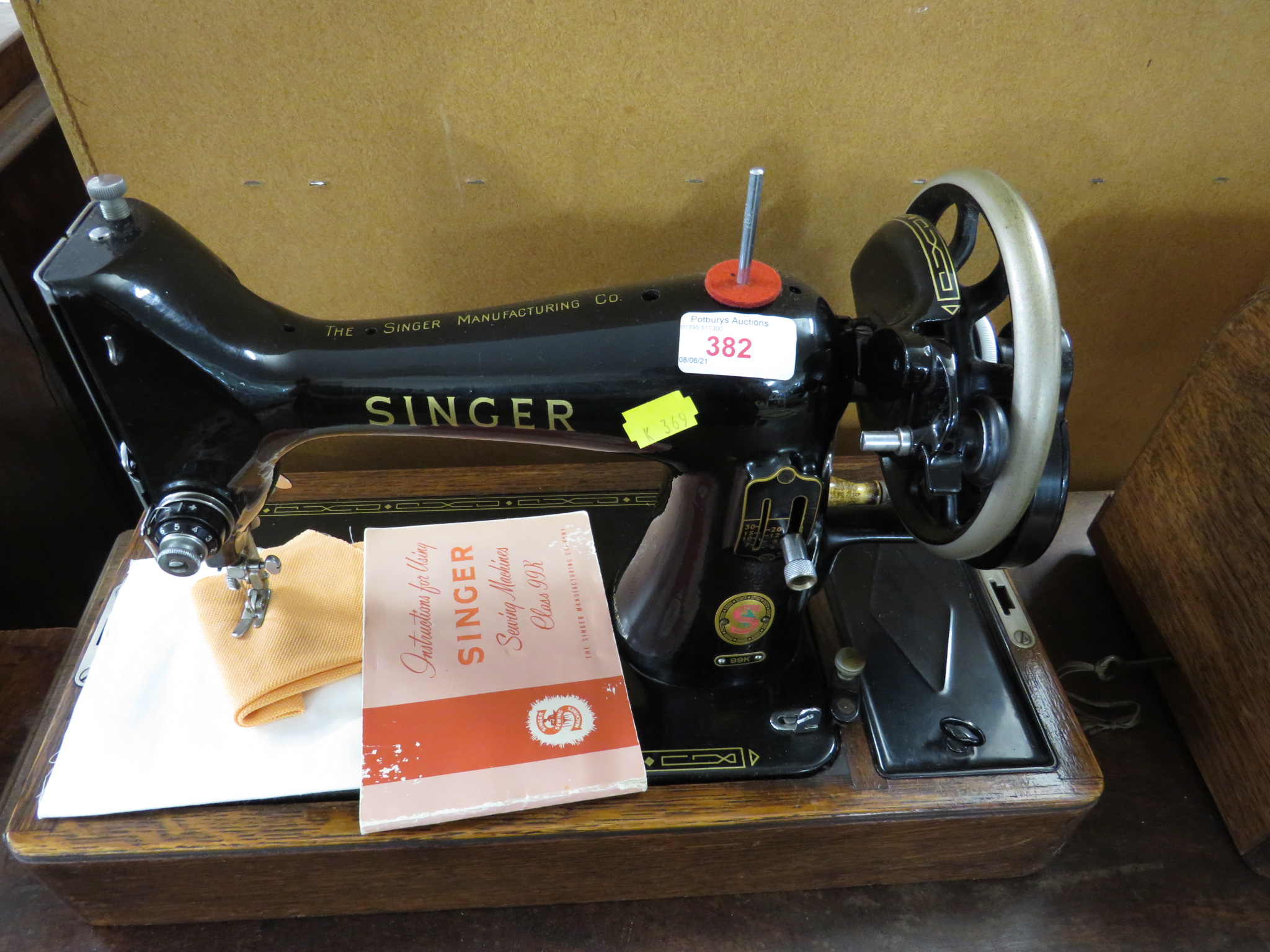 VINTAGE SINGER 99K MANUAL SEWING MACHINE IN WOODEN CASE.