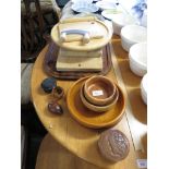 TREEN ITEMS INCLUDING CHOPPING BOARDS, BOWLS, CARVED EBONY TRINKET POT, TOGETHER WITH A COMPOSITE