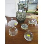 SMALL SELECTION OF GLASS WARE INCLUDING PAPERWEIGHTS.