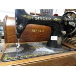 VINTAGE SINGER MANUAL SEWING MACHINE IN WOODEN CASE.