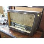 VINTAGE GRUNDIG 2068 RADIO IN A OAK VENEER CASE (NEEDS REWIRING)