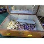 MID WOOD JEWELLERY BOX WITH CONTENTS OF COSTUME JEWELLERY