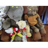 VINTAGE JOINTED TEDDY BEAR TOGETHER WITH OTHER SOFT TOY BEARS (SOLD AS DECORATIVE ITEMS ONLY)