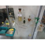 SMALL SELECTION OF PERFUME BOTTLES SOME WITH CONTENTS, TOGETHER WITH TWO GLASS EYE BATHS AND A GLASS