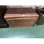 LARGE WICKER OBLONG LIFT TOP HAMPER.