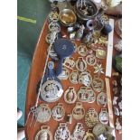 MIXED METAL WARE INCLUDING HORSE BRASSES , COPPER MEASURING JUGS AND DECOR ITEMS.