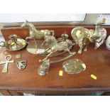 SMALL SELECTION OF BRASS WARE.