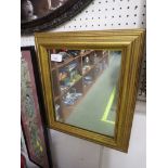 SMALL RECTANGULAR WALL MIRROR IN A GILT FRAME.