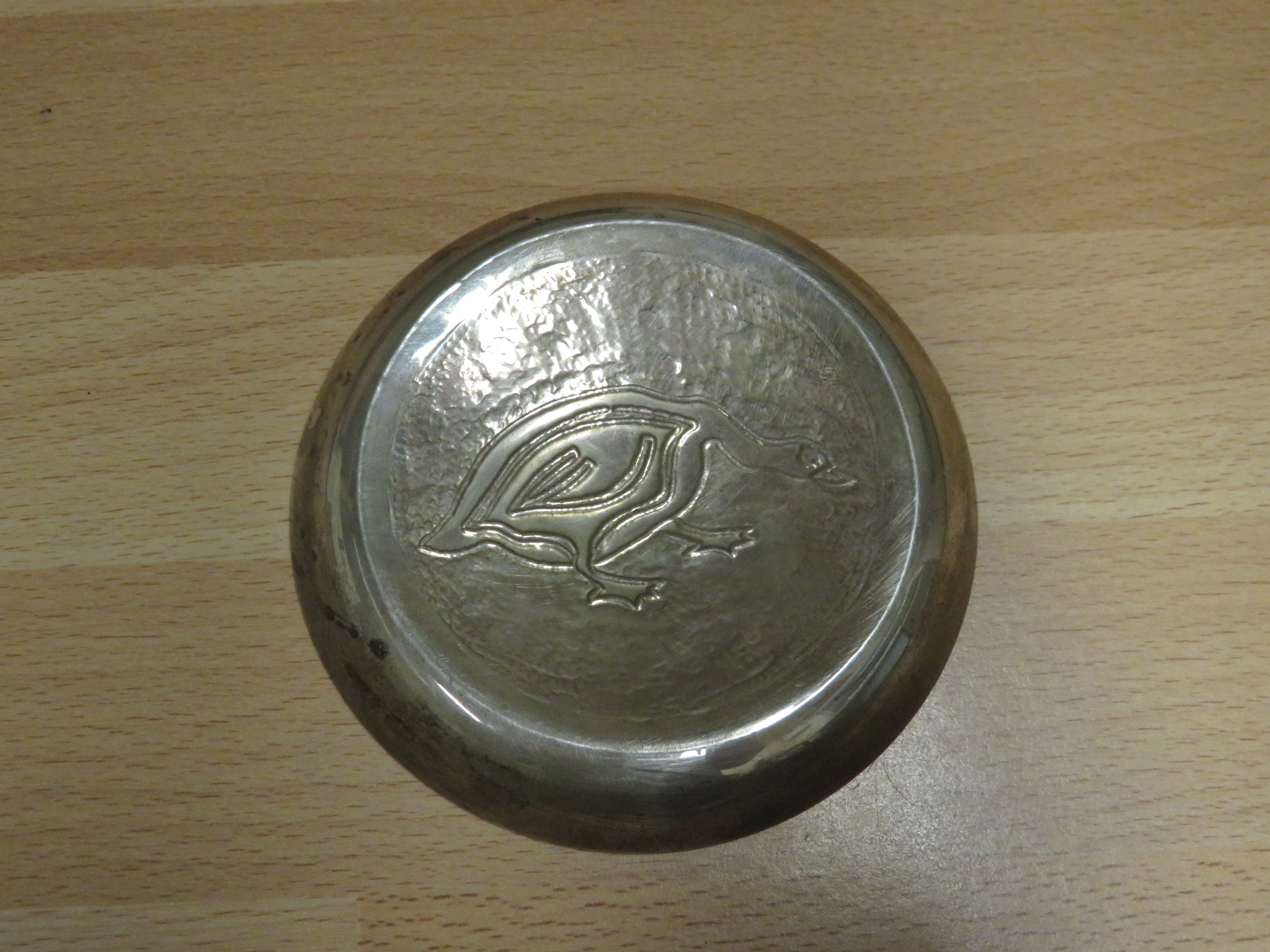 SMALL WHITE METAL DISH ENGRAVED AND EMBOSSED WITH A GOOSE, DIAMETER 9.5CM, 1.5 OZT - Image 2 of 2