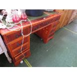 A VENEERED PEDESTAL DESK WITH SIX DRAWERS AND SINGLE CUPBOARD DOORS AND GREEN LEATHER SCRIBER.