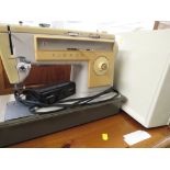 SINGER 513 ELECTRIC SEWING MACHINE, WITH PLASTIC CARRY CASE.