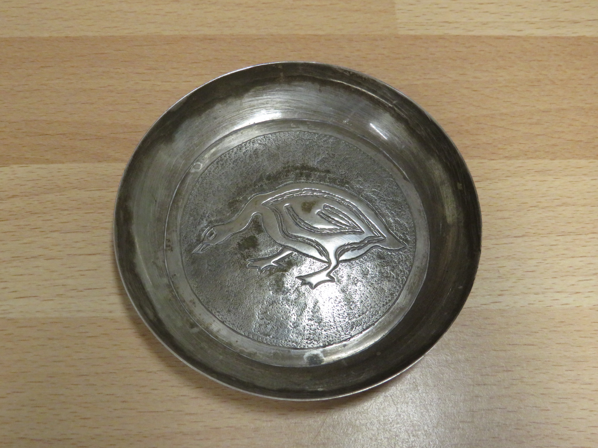 SMALL WHITE METAL DISH ENGRAVED AND EMBOSSED WITH A GOOSE, DIAMETER 9.5CM, 1.5 OZT