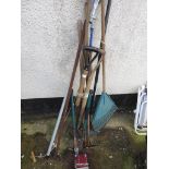 SMALL SELECTION OF GARDENING TOOLS INCLUDING SHEARS, GARDEN FORK AND A VICE (AF)