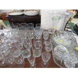 ASSORTED GLASSWARE INCLUDING BOWL, VASES AND DRINKING VESSELS