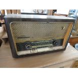 VINTAGE GRUNDIG 2068 RADIO IN A OAK VENEER CASE (NEEDS REWIRING)