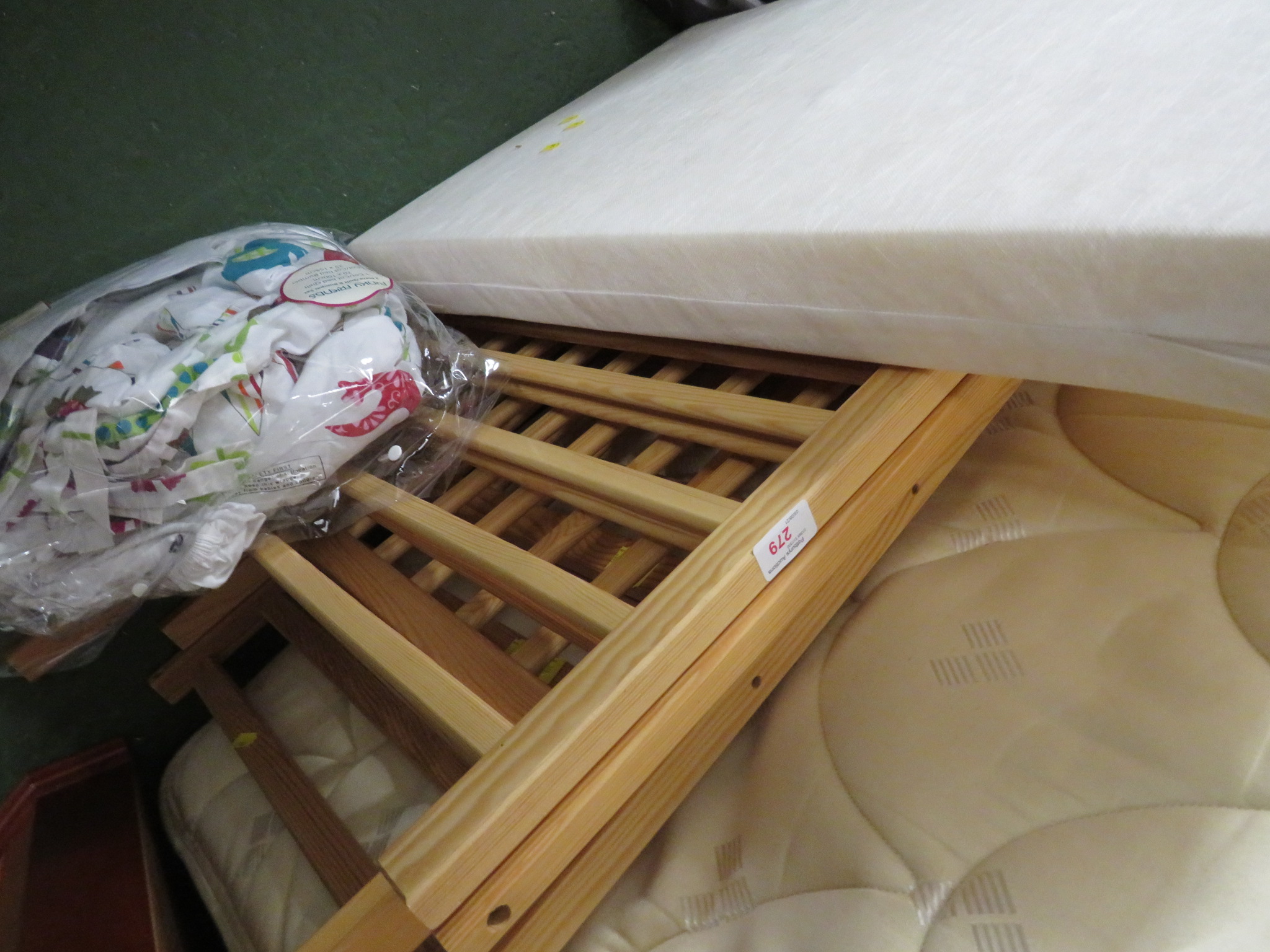 WOODEN COT WITH MATTRESS AND BEDDING. (AF)