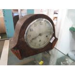 OAK VENEER CASED CHIMING MANTEL CLOCK.