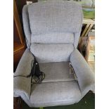 AN ELECTRIC RECLINING ARMCHAIR IN BEIGE UPHOLSTERY (NEEDS ATTENTION)