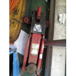 SPRINT 1.5 TON HYDRAULIC FLOOR JACK. (AF)