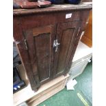 SMALL OAK TWO DOOR STORAGE CUPBOARD. (AF)