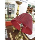 A GILT AND GESSO EFFECT TABLE LAMP BASE ON TRIPOD FOOT (NO SHADE), AND A BRASS TABLE LAMP WITH