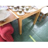 A LIGHT OAK EXTENDING DINING TABLE WITH A SET OF FOUR CHAIRS WITH UPHOLSTERED SEAT PADS.