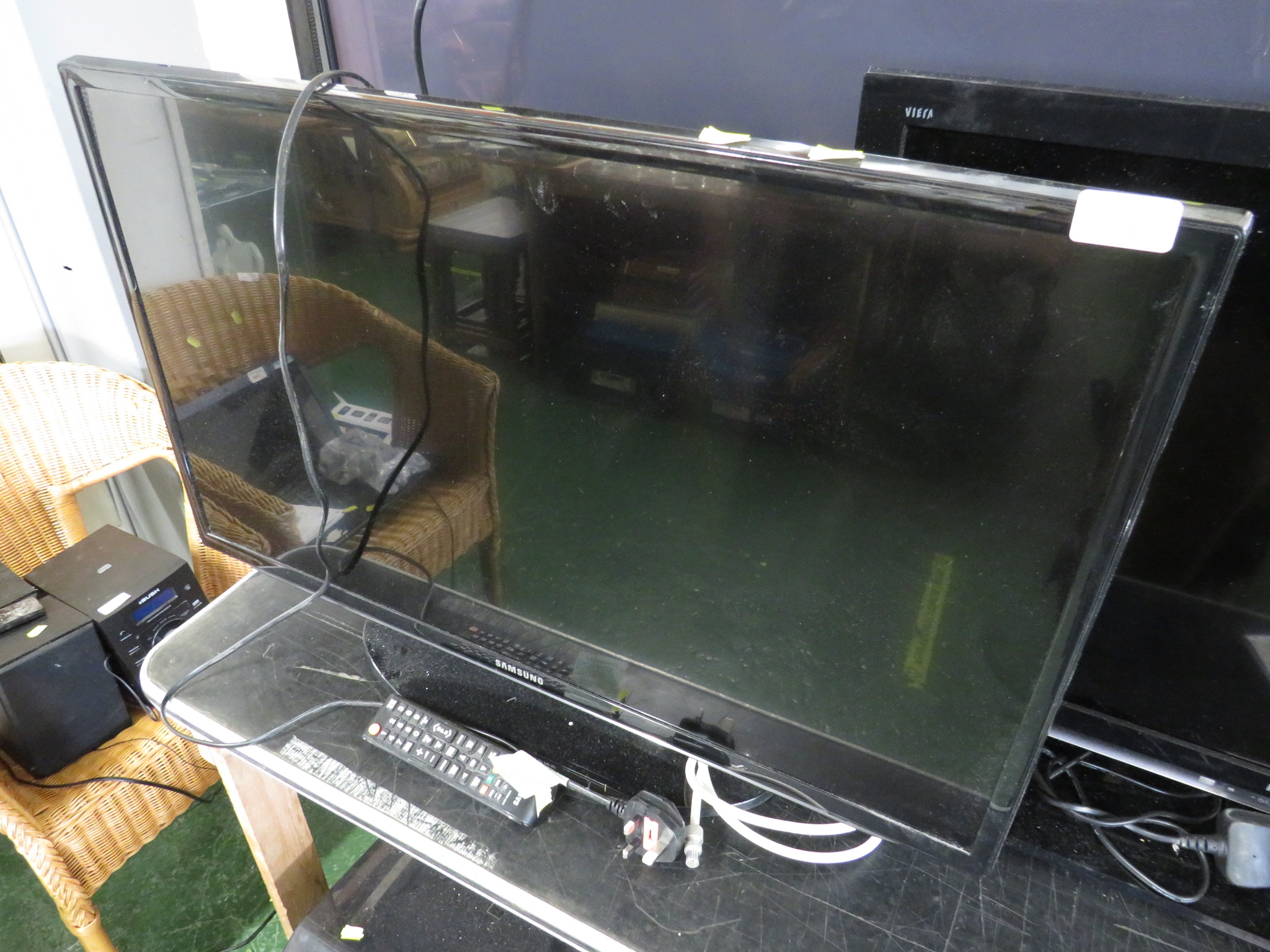 SAMSUNG 32 INCH LCD TELEVISION WITH REMOTE.